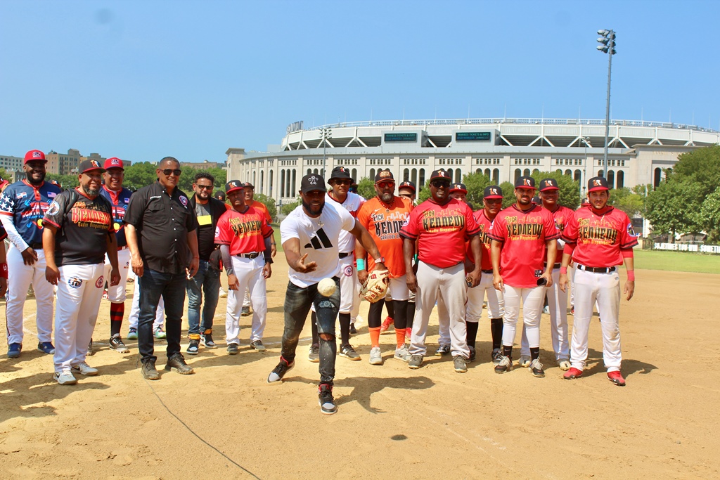 La gran actividad quedó inaugurado con el lance oficial de la primera bola a cargo de Starling Marte.