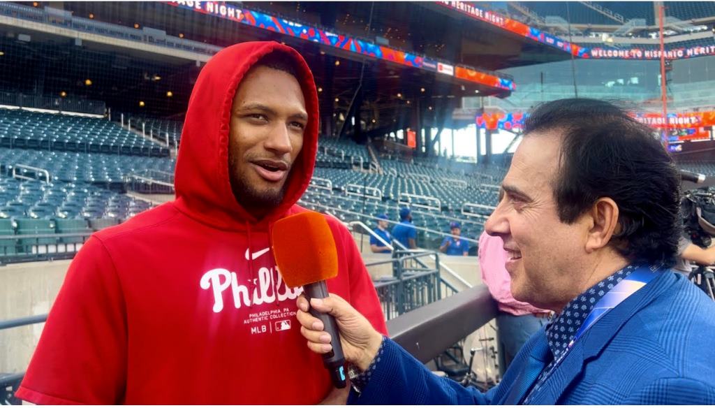 Joan Rojas entrevistado por Neftalí Medina en Citi Field.