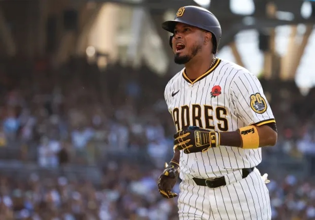 Luis Arráez recorre la bases