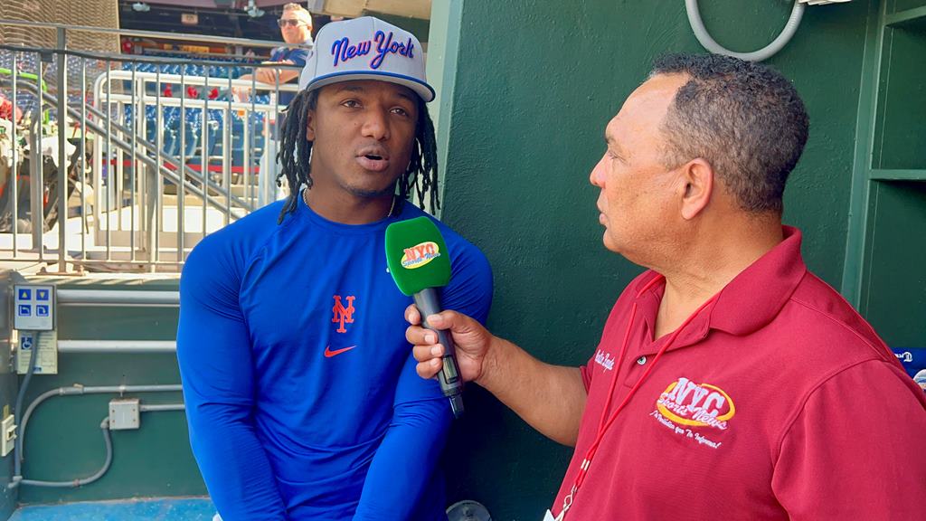 LuisAngel Acuña, ofrece declaraciones a Agustín Zapata en el Citizens Bank Park en Filadelfia.