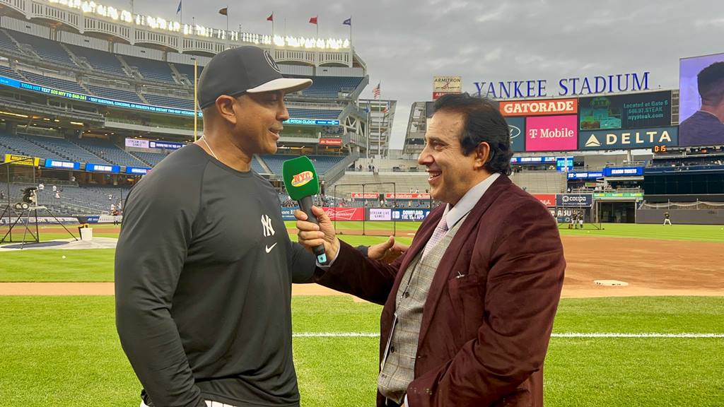Neftalí Medina conversó Luis Rojas en el Yankee Stadium.