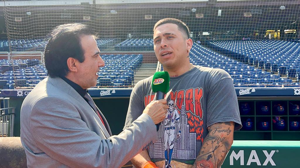 Neftalí Medina entrevista a Francisco Álvarez en Citizens Bank Park.