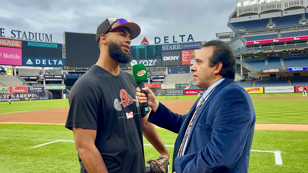 Seranthony entrevistado por Neftalí Medina en el Yankee Stadium.