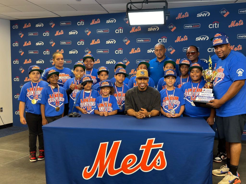 El estelar torpedero de los Mets, Francisco Lindor, comparte con los campeones 9-10 años, a quienes entregó los galardones.