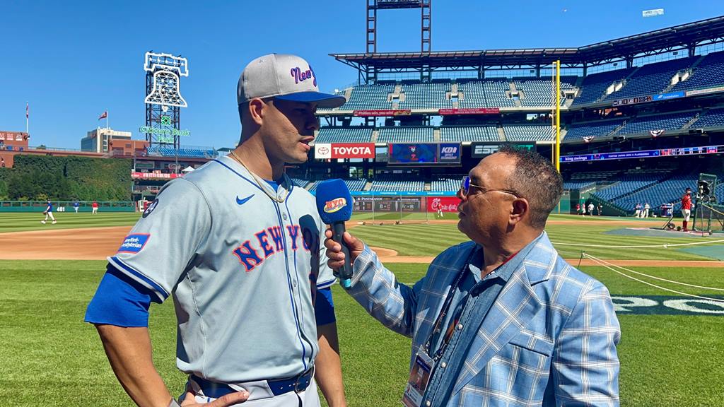 Agustín Zapata, captando entrevistando al lanzador zurdo José Quintana, en Citizens Bank Park, en Filadelfia.