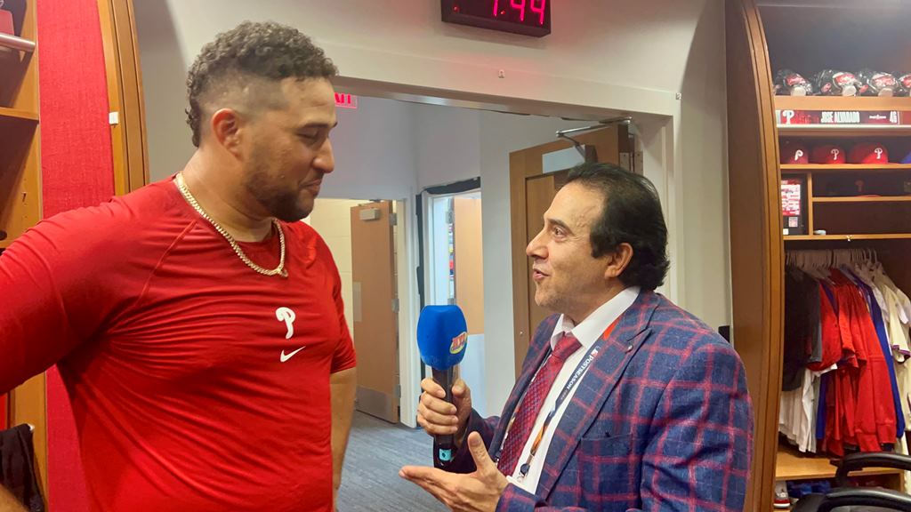Neftalí Medina, conversó con Carlos Estévez, en el clubhouse de los Filis en el Citizens Bank Park, en Filadelfia.