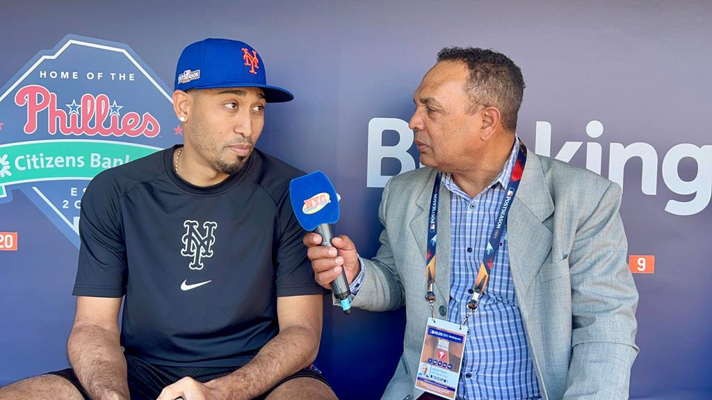 Edwin Díaz, conversando con Agustín Zapata en Citizens Bank Park, en Filadelfia.