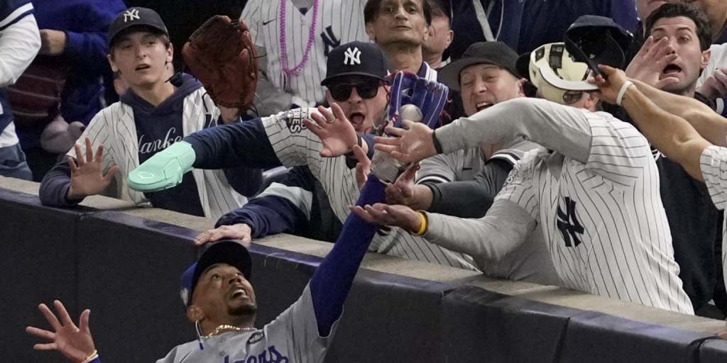 Fans le arrancan la bola a Mookie