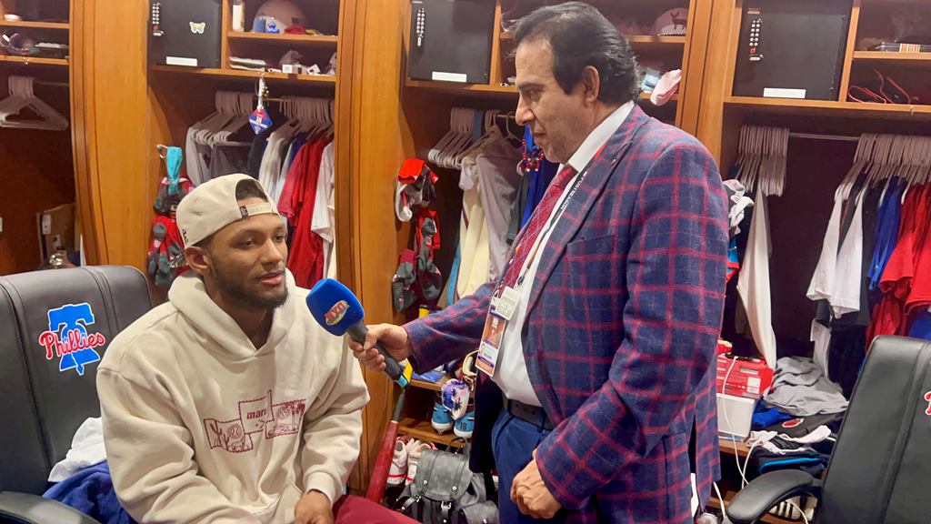 Neftalí Medina es captado sosteniendo una importante conversación con Joan Rojas en la cueva de los Filis en Citizens Bank Park, en Filadelfia.