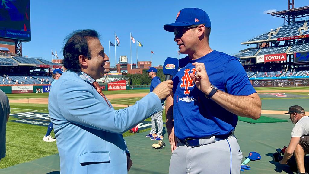 Neftalí Medina, captado entrevistando a Carlos Mendoza en Citizens Bank Park.