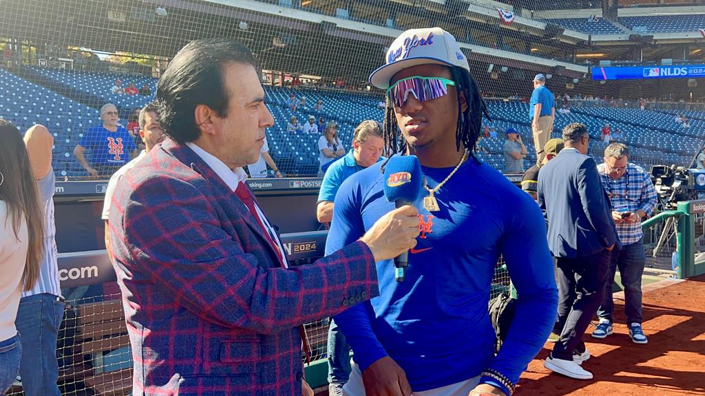 Neftalí Medina entrevista a LuisAngel Acuña en Citizens Bank Park, en Filadelfia.