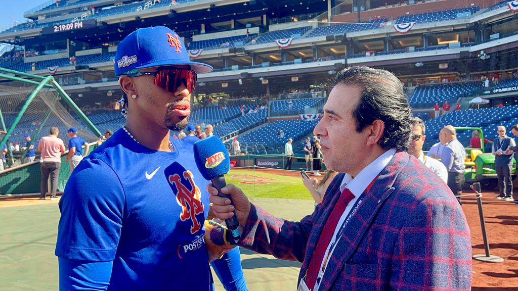 Neftalí Medina es captado entrevistando a Francisco Lindor en Citizens Bank Park.