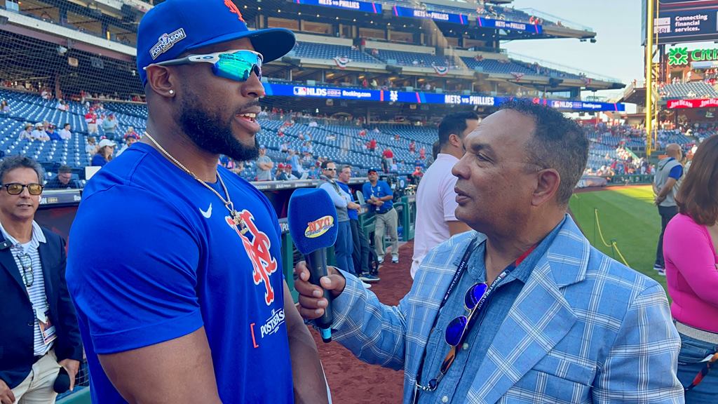 Agustín Zapata, conversando con Starling Marte en Citizens Bank Park, en Filadelfia.