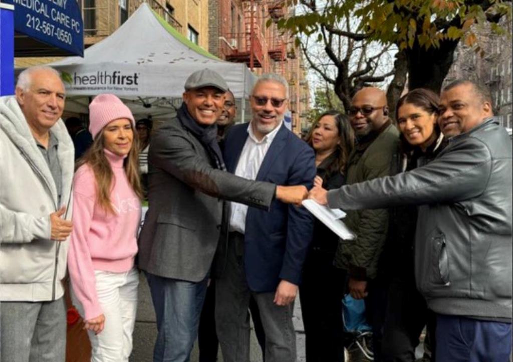 La gráfica recoge desde la izquierda al doctor Ramón Tallaj, su esposa doctora Inés Hernández, Mariano Rivera, Miguel Centeno, Raymond Thornhill, Kare Feliz y Luis de Jesús