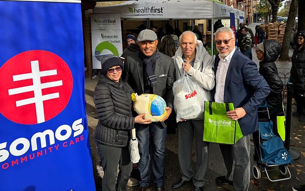 Mariano Rivera, el doctor Ramón Tallaj y Miguel Centeno, encabezan la entrega de pavos en los vecindarios neoyorquinos.