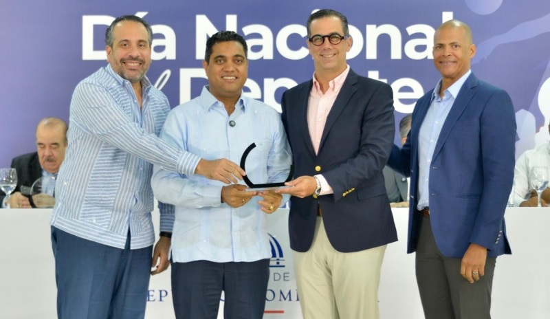 Cruz y Alberto Rodríguez reconocen a Felipe Vicini, presidente del CRESO, representado por Manuel Luna, director ejecutivo de ese programa. Figura el doble medallista olímpico de oro, Félix Sánchez./ Fuente Externa
