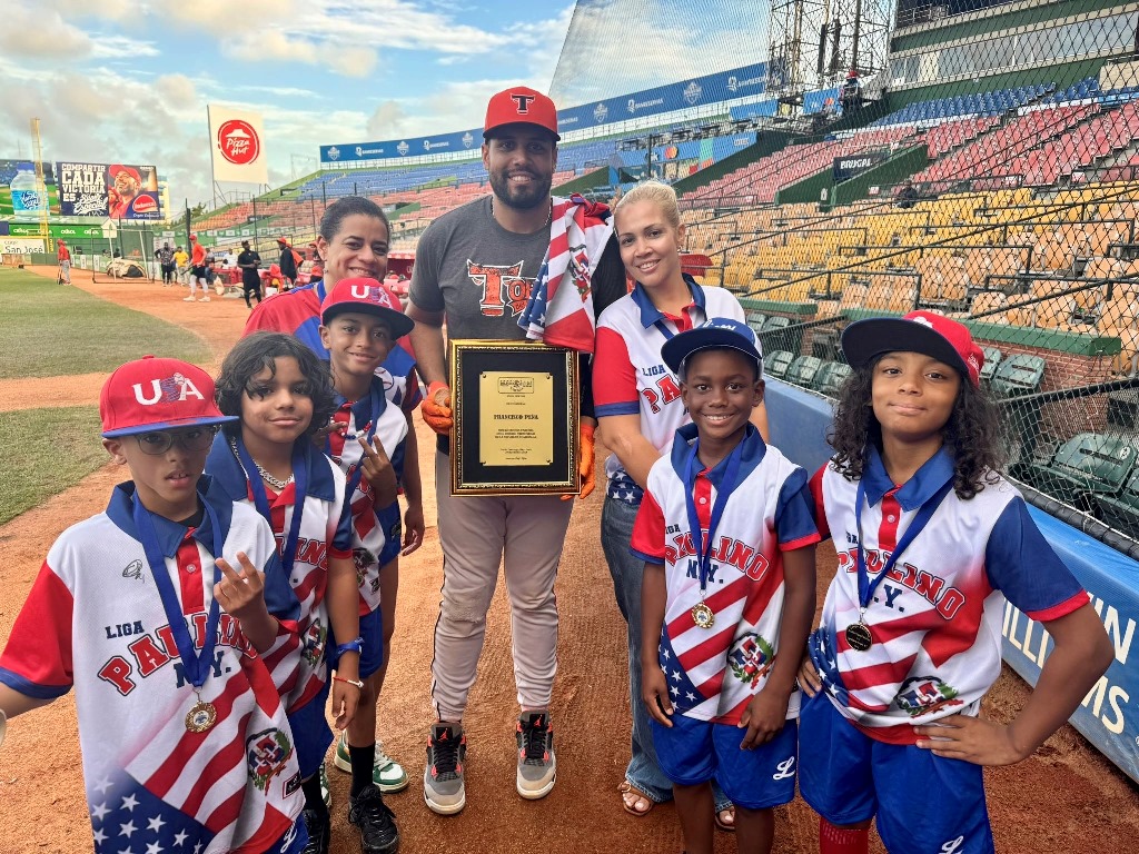Olga Ureña y Yajaira Peguero, en representación de la Liga Paulino, entregaron placa de reconocimiento a Francisco Pena de los Toros del Este, por su brillante carrera en el béisbol invernal de la República Dominicana.