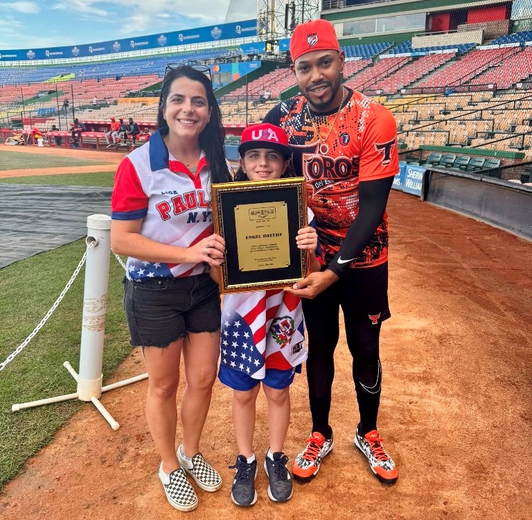 Engel Beltré, ex jugador de la Liga Paulino, recibió placa de reconocimiento que entregaron Mason y Albania Hodzic, por su brillante carrera en el béisbol invernal de la República Dominicana.
