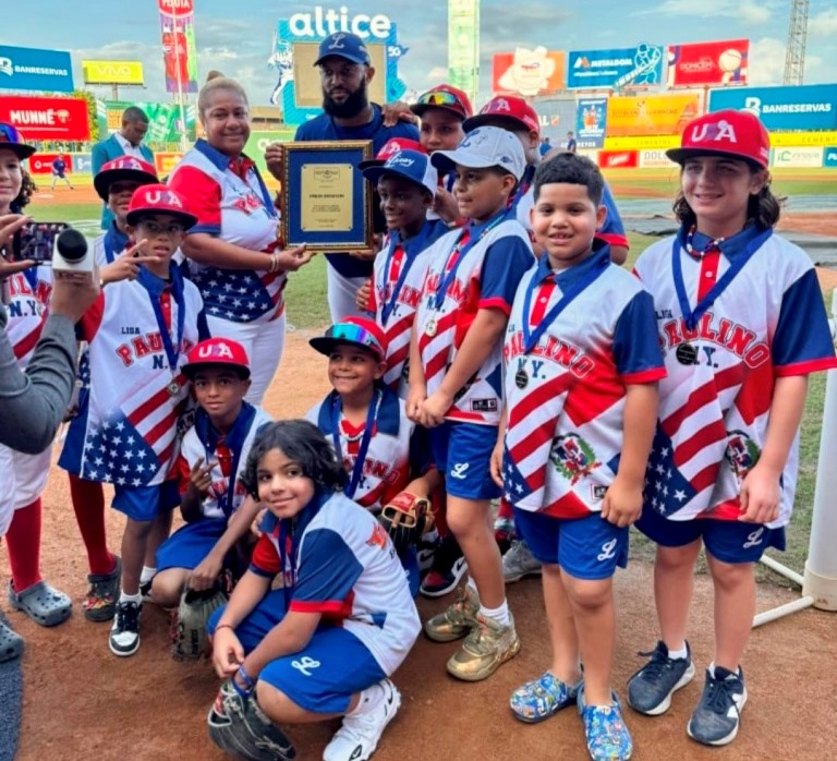 Peggy Guzmán junto a jugadores de la Liga Paulino, entregaron placa de reconocimiento a Emilio Bonifacio en el estadio Quisqueya, por su brillante carrera en el béisbol invernal de la República Dominicana.