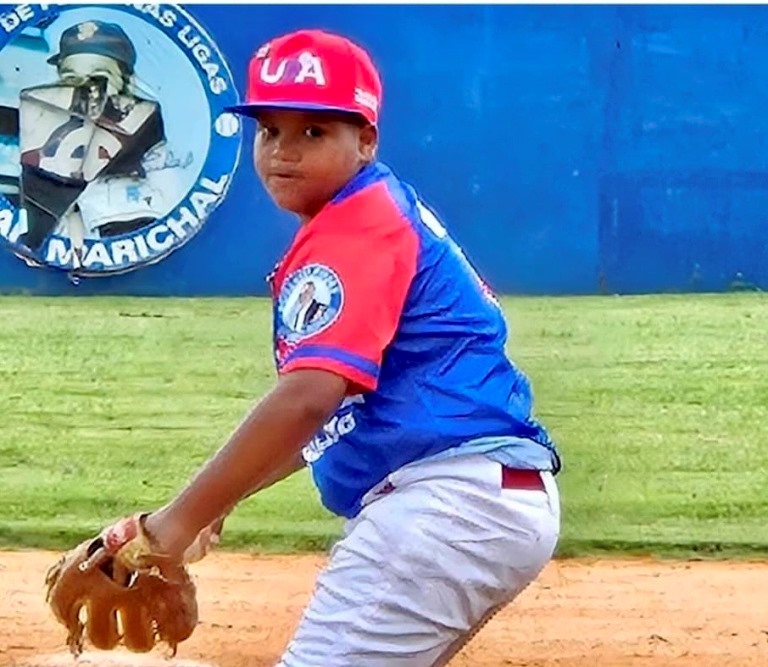 Luis Ángel Núñez, ponchó 12 bateadores sin carreras durante cinco entradas, para conducir a la Liga Rolando Paulino a un triunfo de 14-2 sobre el equipo de la Fuerza Aérea Dominicana de República Dominicana y conquistar el torneo internacional del Grupo Pelotica.