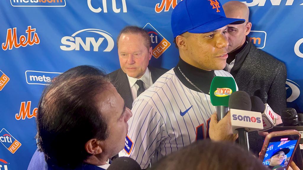 Juan Soto con la prensa