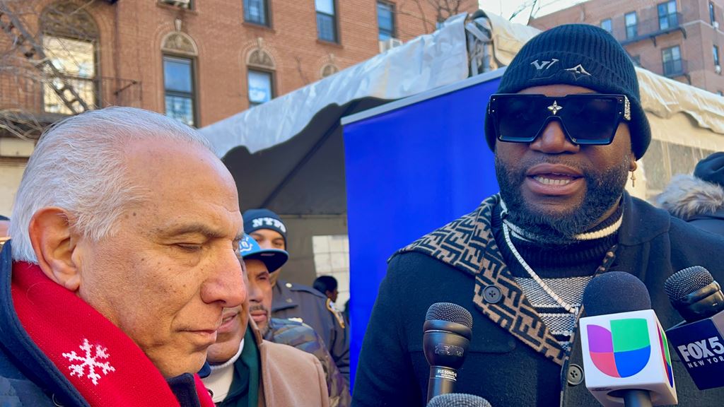 David Ortiz, ofrece declaraciones, mientras a su lado se encuentra el doctor Ramón Tallaj.