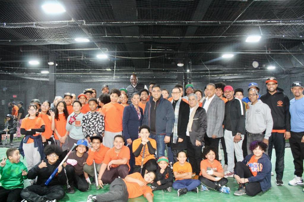 El Ministro de Deportes de la República Dominicana, Kelvin Cruz, posa junto a un grupo de niños peloteros, entrenadores y directivos de la Fundación Grand Slam, durante la inauguración de las remozadas instalaciones.