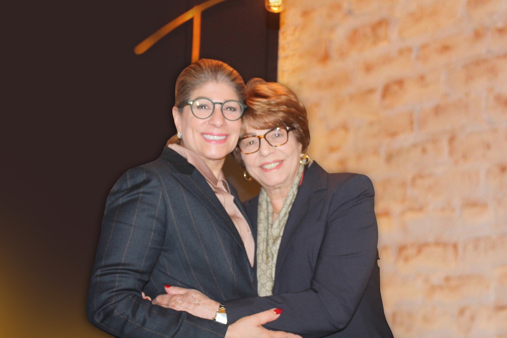 La nueva presidenta de Riverside Car & Limo Service y sus empresas, Cira Ángeles, recibe la felicitación de su querida madre, Doña Miledy Ángeles.