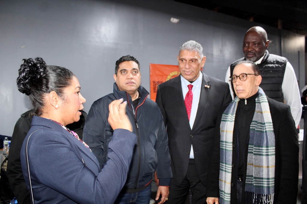 Belkis Lora, directora de la Fundación Grand Slam, ofrece detalles al Ministro Cruz, al Cónsul Vásquez, al diputado Moronta, y demás.