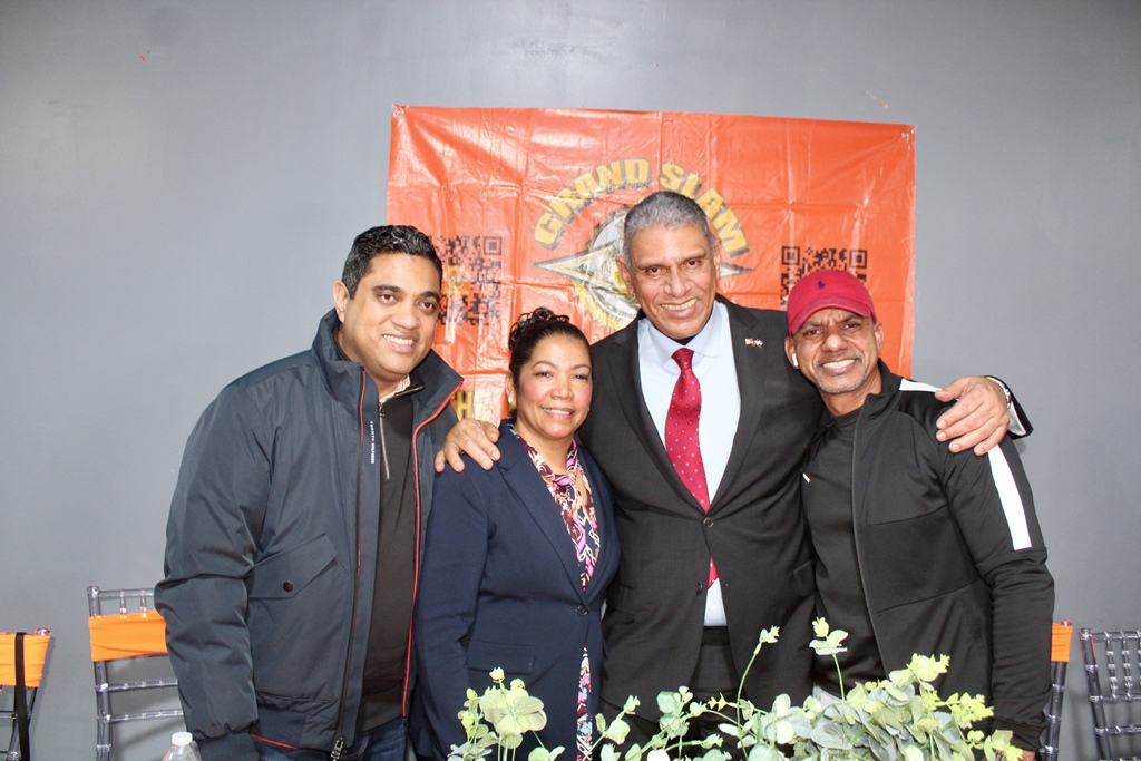 Los esposos Belkis y Joseph Lora, junto al Ministro de Deportes, Kelvin Cruz y el Cónsul Jesús -Chú- Vásquez.