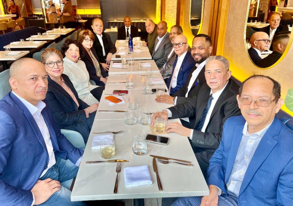 La principal sala del Restaurante Terrarita en Manhattan, reunió a la nueva directiva, amigos y socios de Riverside Car & Limo Service y sus empresas, en un ambiente-almuerzo cargado de ilusión y alegría al ver a tantas personas reunidas para compartir tradiciones y estrechar lazos.