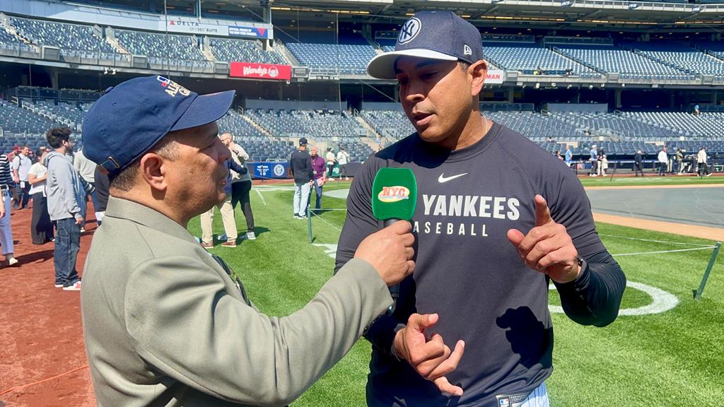 Agustín Zapata conversa con Luis Rojas en el terreno de juego del Yankee Stadium.