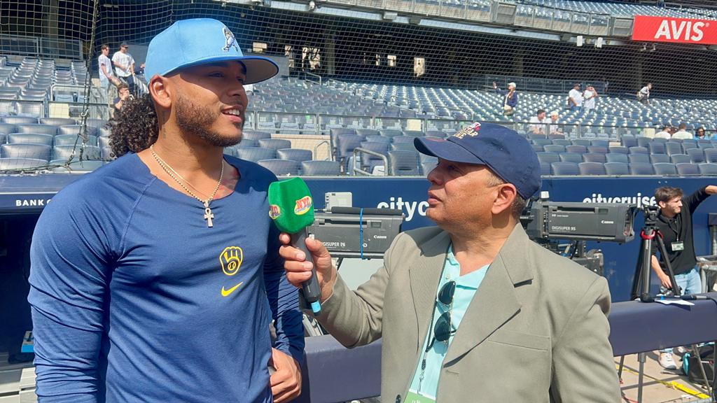 Agustín Zapata es captado conversando con Freddy Peralta en el Yankee Stadium.