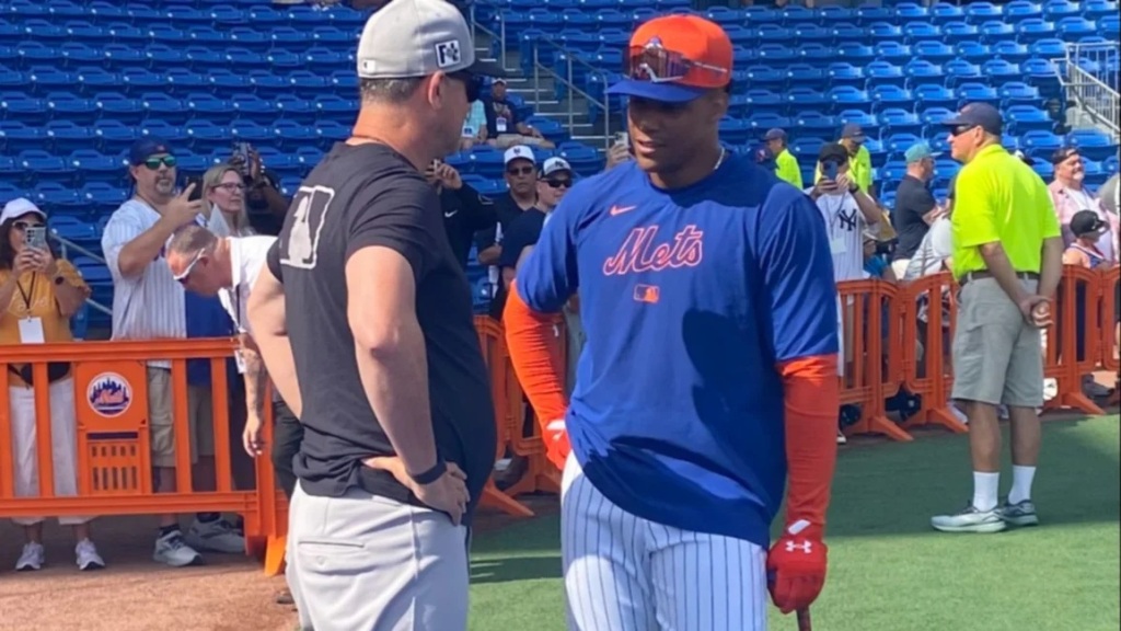 Juan Soto y Aaron Boone