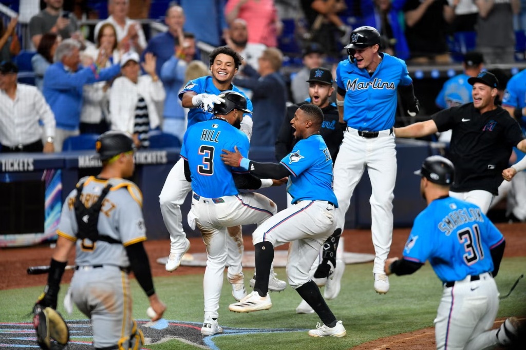 Marlins Celebran vs Piratas