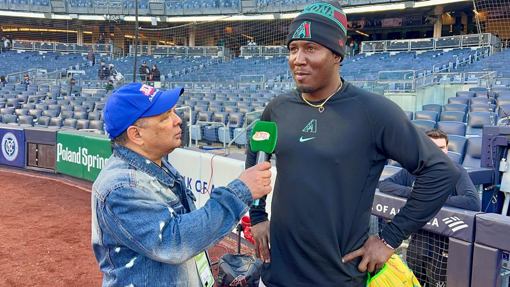 Agustín Zapata conversó con Geraldo Perdomo en el Yankee Stadium.