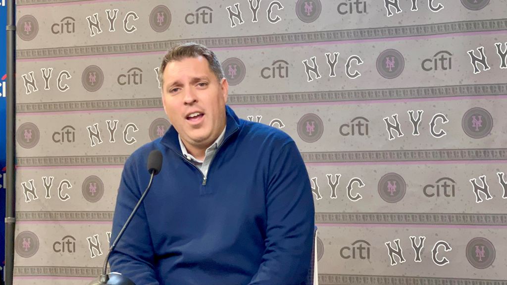 Eduardo Brizuela es captado mientras participaba en una conferencia de prensa con los periodistas latinos en Citi Field.