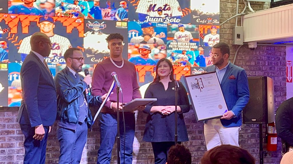 El Concejal Francisco Moya, reconoce a nombre del consejo municipal de Nueva York a Juan Soto.