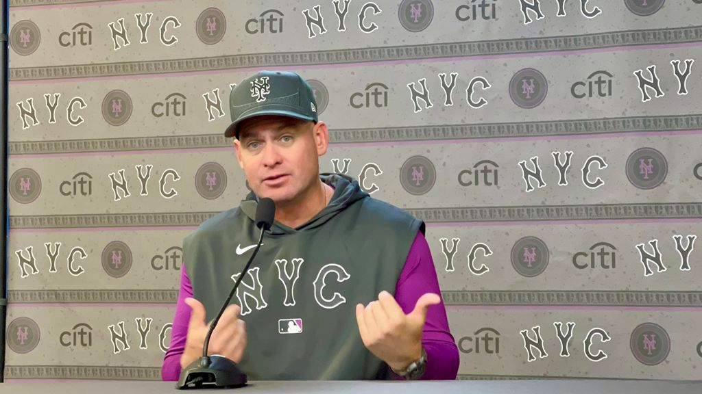 El manager Juan Mendoza, responde preguntas de los periodistas en la sala de conferencia en Citi Field.