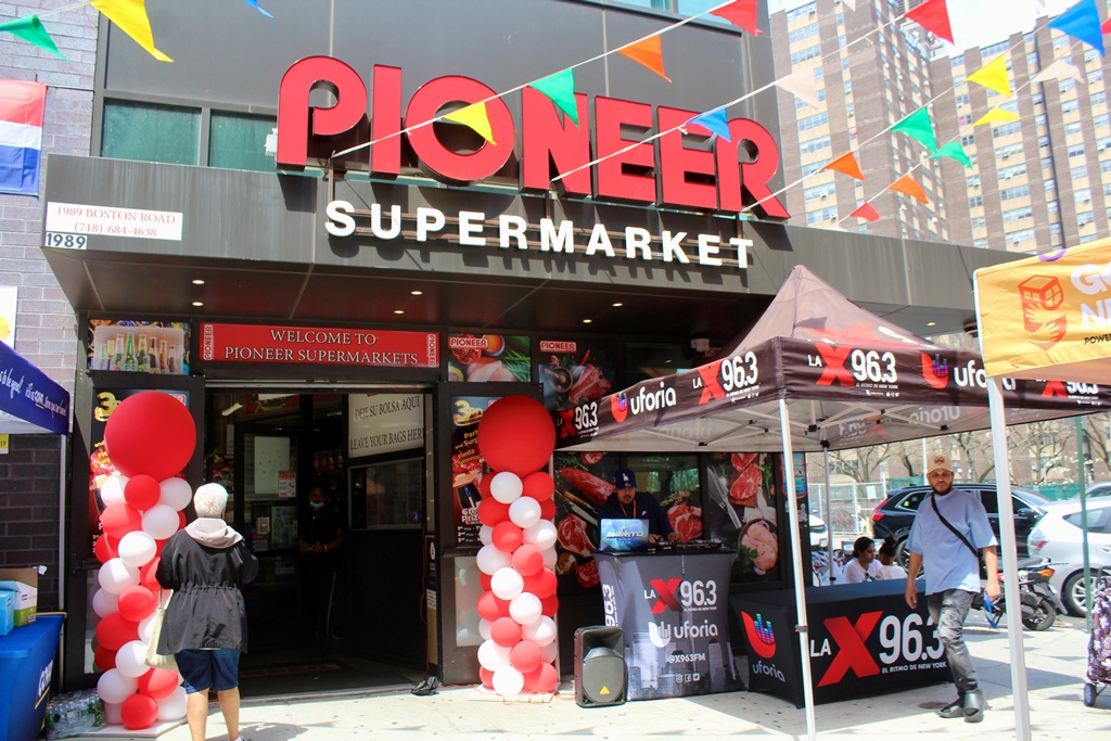 El Pionner Supermarket, celebró por todo lo alto su tercer aniversario.