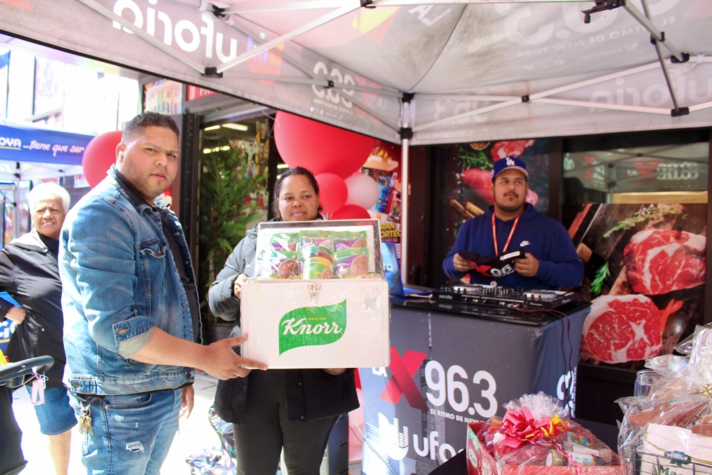 Aníbal Tejada, manager general de Pionner Supermarket, entrega una canasta a nombre de Knorr, a una de las clientas que estuvo presente en este tercer aniversario.