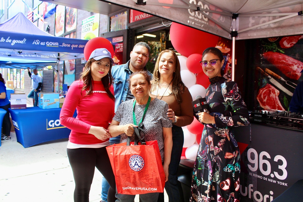 Felizmente, una clienta de Pionner Supermarket, recibe una canasta de la compañía Avenue.