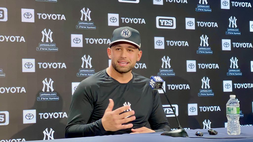 J.C. Escarra, presentado por los Yankees a los periodistas latinos.