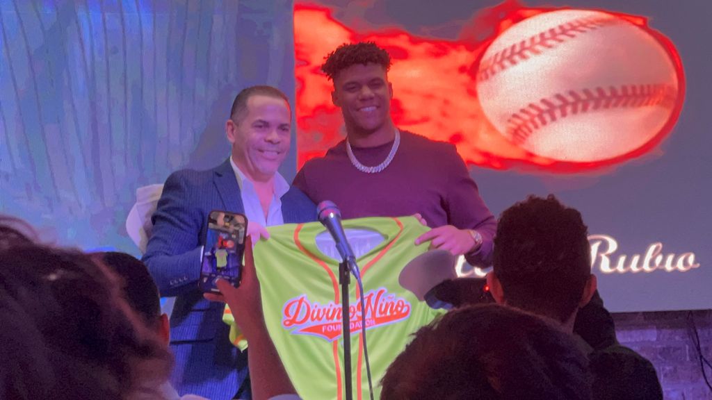Juan Romero, entregó la camiseta con el #22 que correspondía a Juan Soto, en el amistoso juego de sóftbol que se realizó en Jarabacoa.