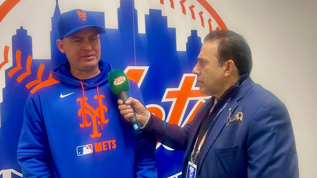 Neftalí Medina, conversa con Carlos Mendoza en Citi Field.