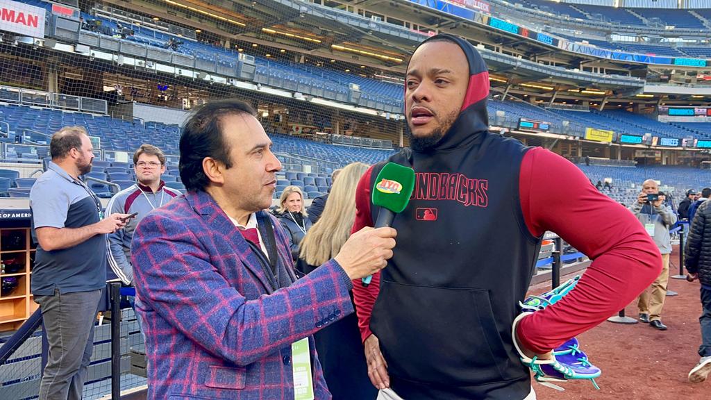 Neftalí Medina es captado en el momento que dialoga con Ketel Marte en el Yankee Stadium.