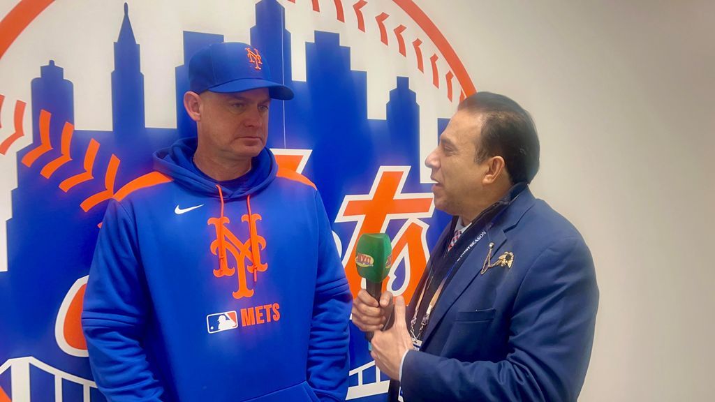 Neftalí Medina habla con Carlos Mendoza en Citi Field.