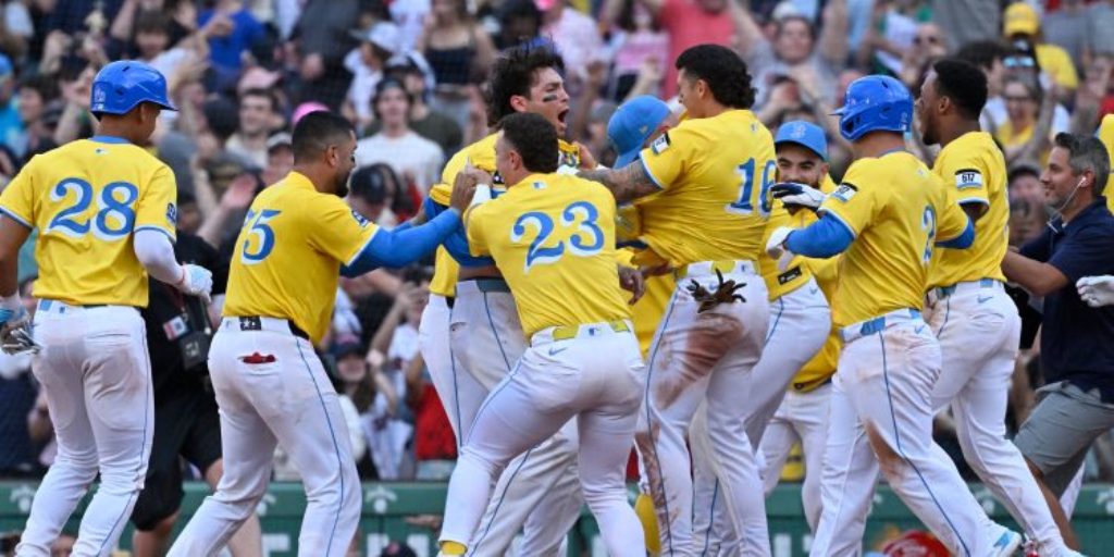 Triston-Casas-celebra-junto-a-sus-companeros