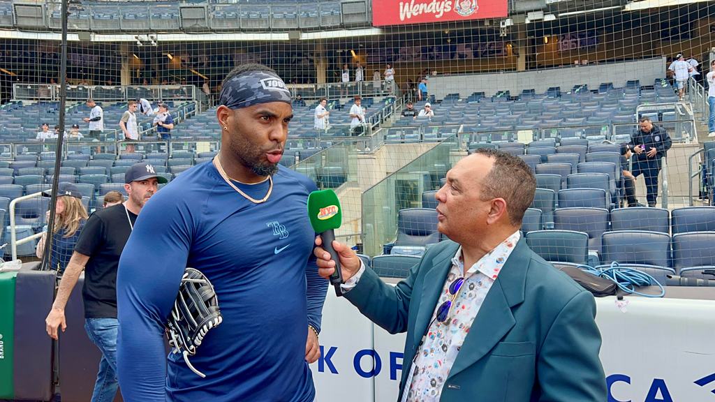 Agustín Zapata, conversa con Jandy Díaz en Yankee Stadium.