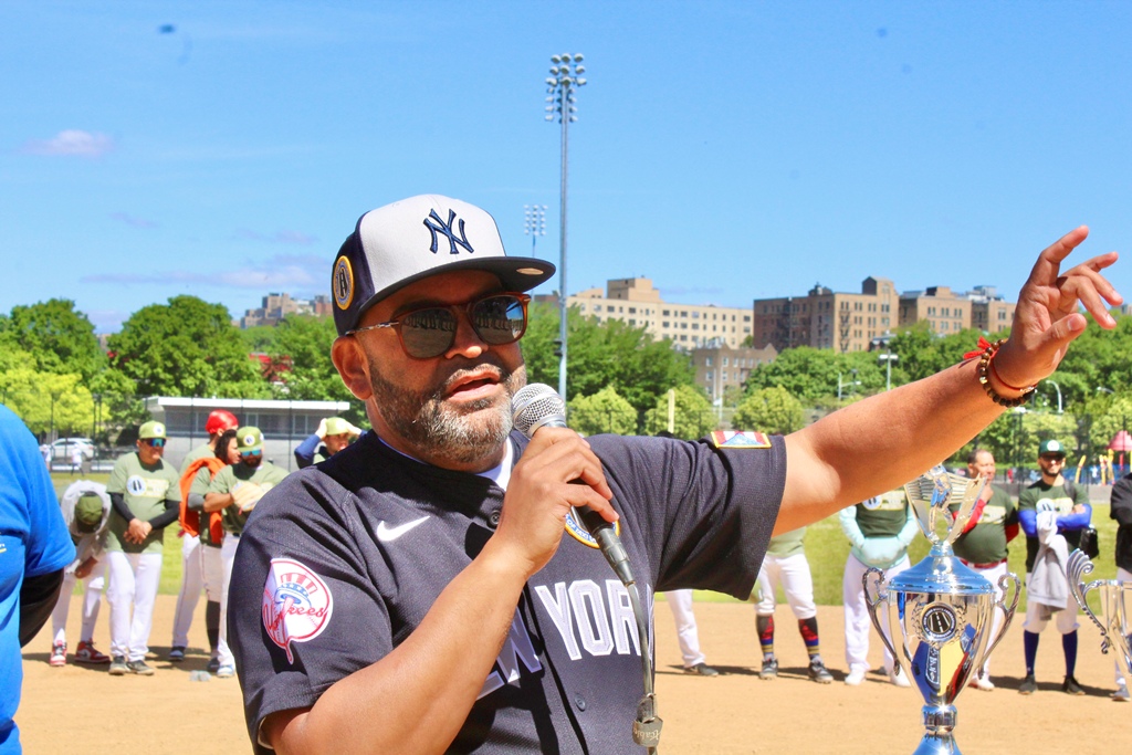 Steve Rivera, presidente de la NY State Federation Of Taxi Driver, dijo el discurso central en el acto.
